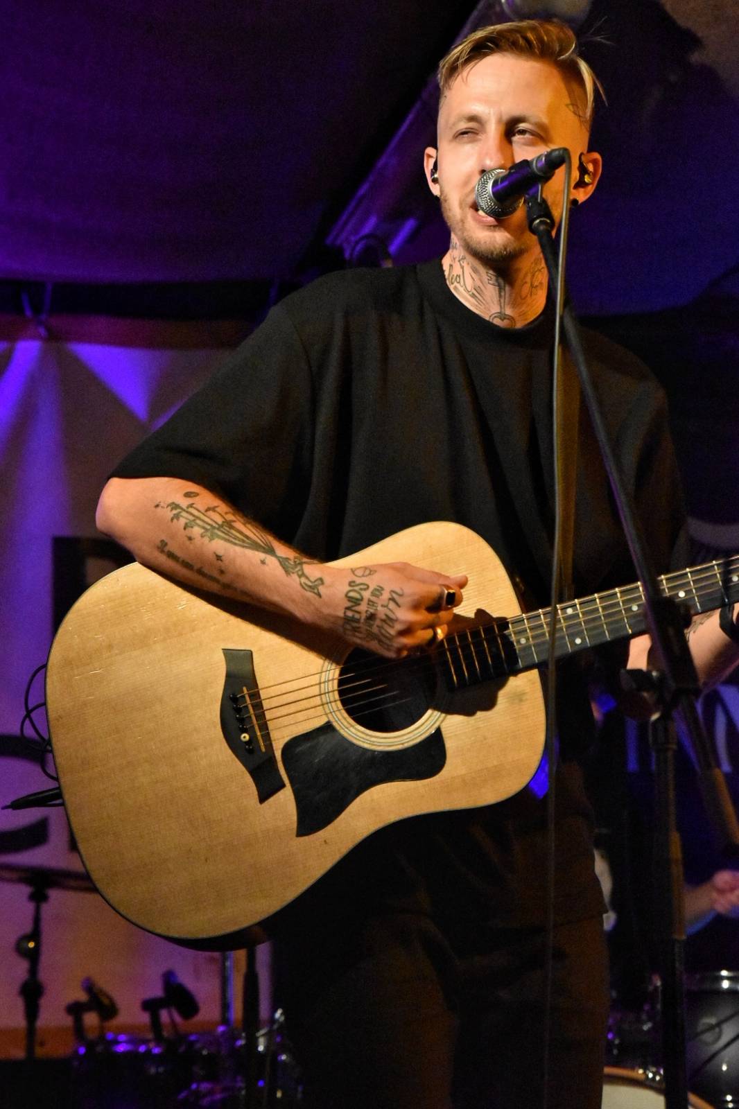 Energický koncert s neočekávanými tanečními kreacemi. Pekař dorazil do plzeňského Zach's Pubu