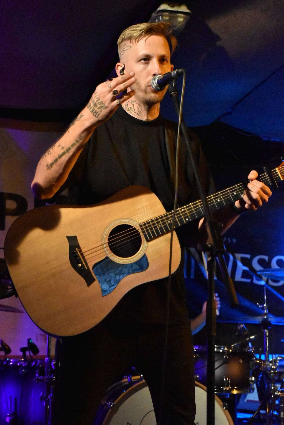 Energický koncert s neočekávanými tanečními kreacemi. Pekař dorazil do plzeňského Zach's Pubu