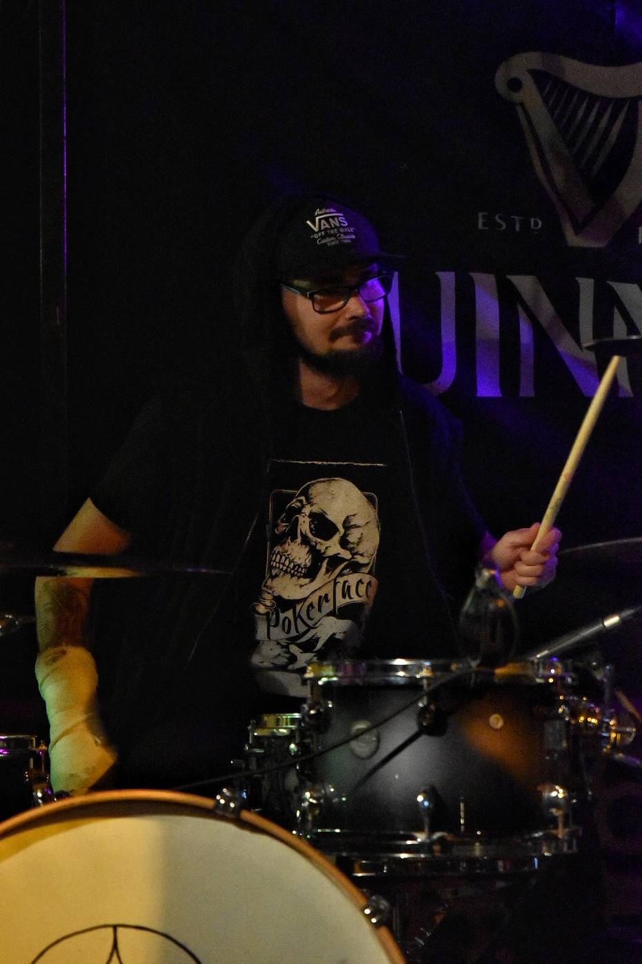 Energický koncert s neočekávanými tanečními kreacemi. Pekař dorazil do plzeňského Zach's Pubu