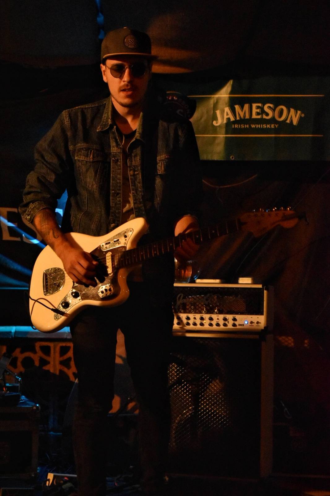 Energický koncert s neočekávanými tanečními kreacemi. Pekař dorazil do plzeňského Zach's Pubu