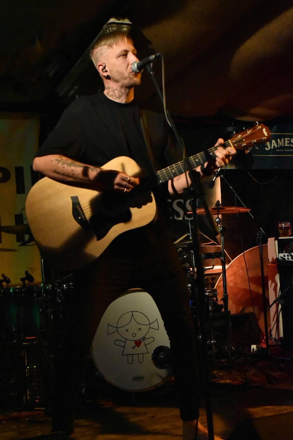 Energický koncert s neočekávanými tanečními kreacemi. Pekař dorazil do plzeňského Zach's Pubu