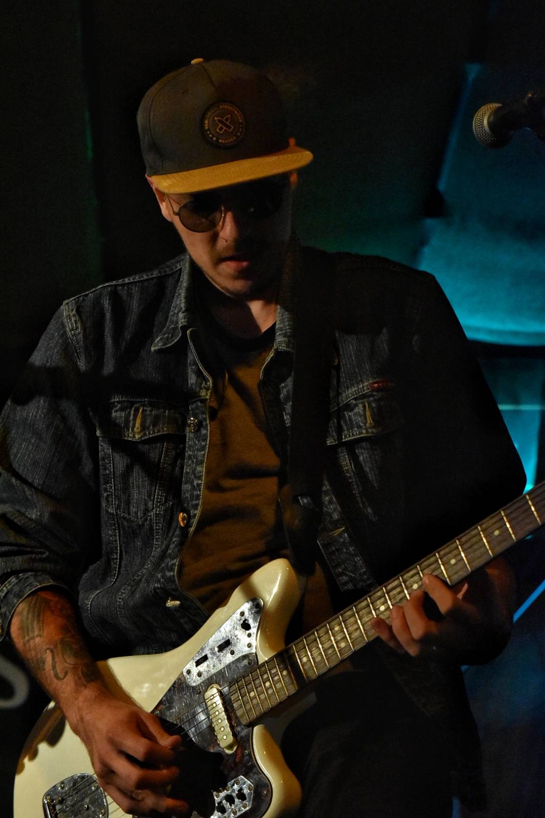 Energický koncert s neočekávanými tanečními kreacemi. Pekař dorazil do plzeňského Zach's Pubu