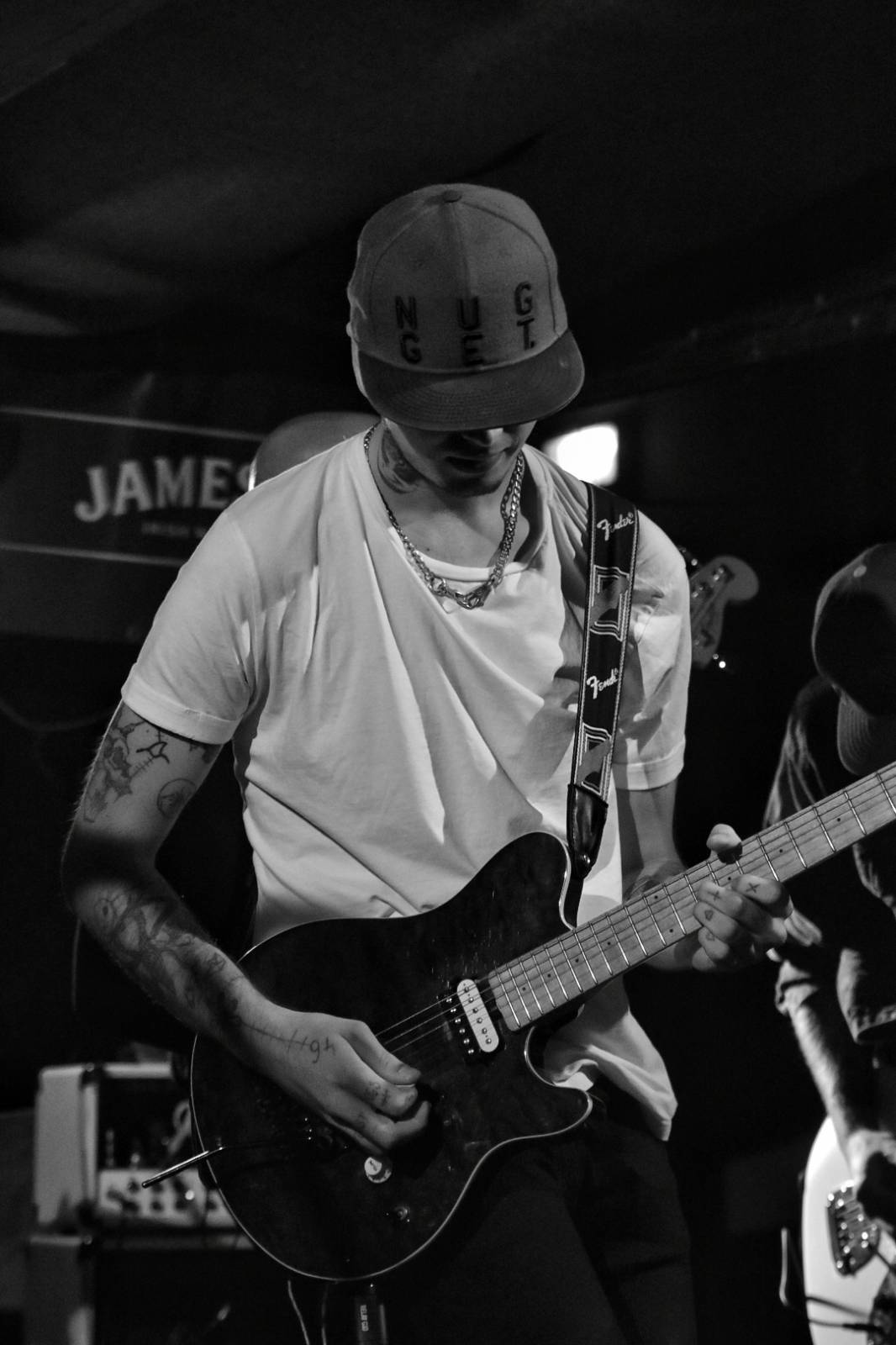 Energický koncert s neočekávanými tanečními kreacemi. Pekař dorazil do plzeňského Zach's Pubu