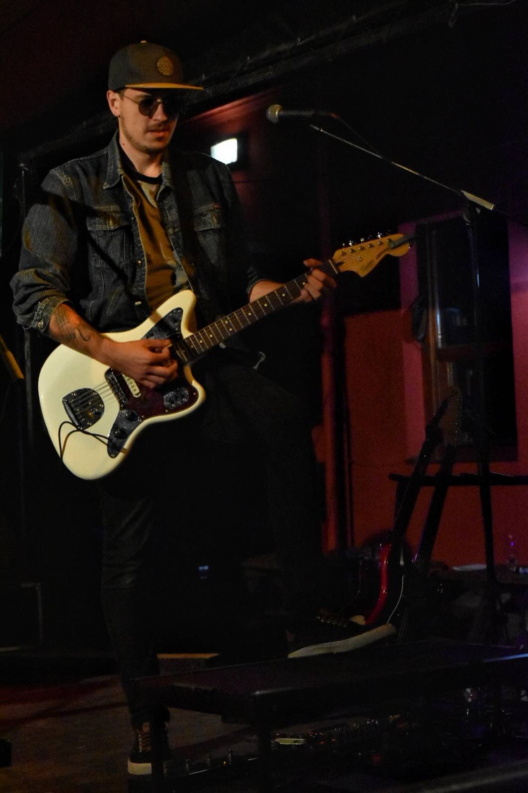 Energický koncert s neočekávanými tanečními kreacemi. Pekař dorazil do plzeňského Zach's Pubu