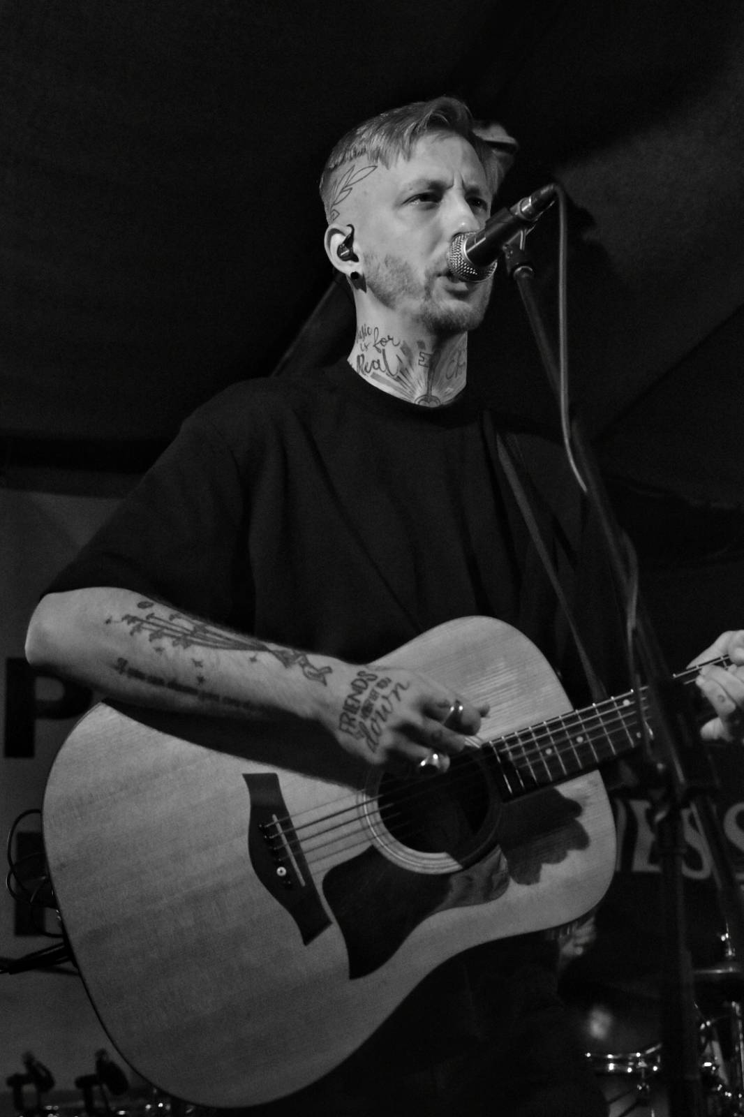 Energický koncert s neočekávanými tanečními kreacemi. Pekař dorazil do plzeňského Zach's Pubu