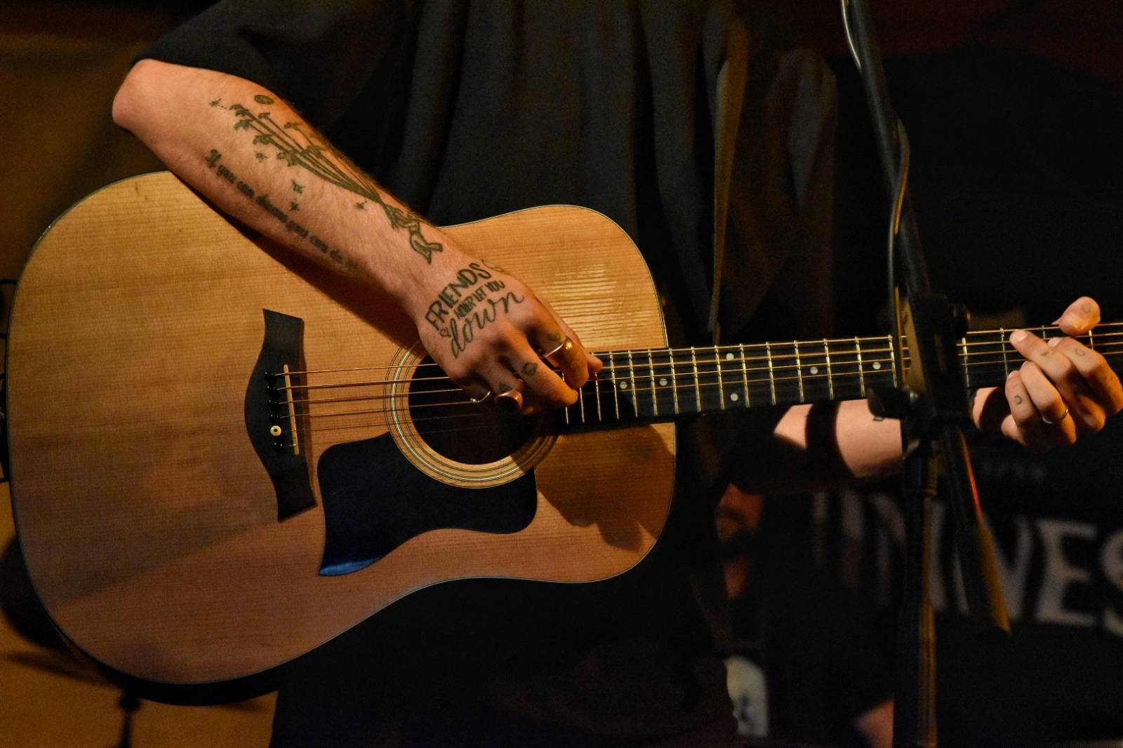 Energický koncert s neočekávanými tanečními kreacemi. Pekař dorazil do plzeňského Zach's Pubu