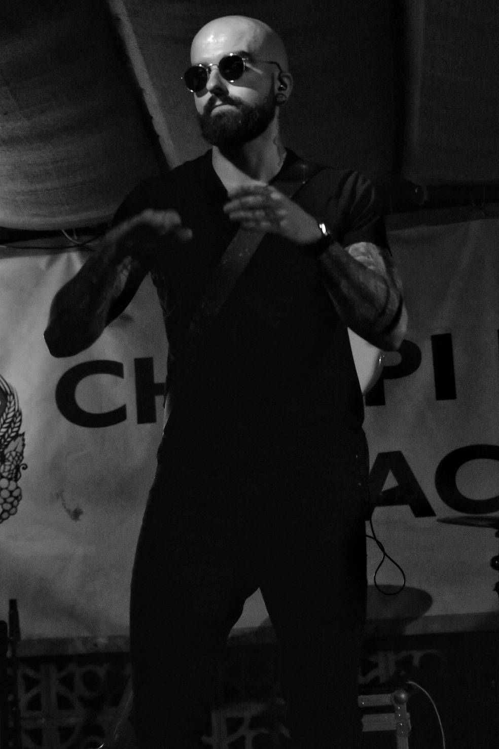 Energický koncert s neočekávanými tanečními kreacemi. Pekař dorazil do plzeňského Zach's Pubu