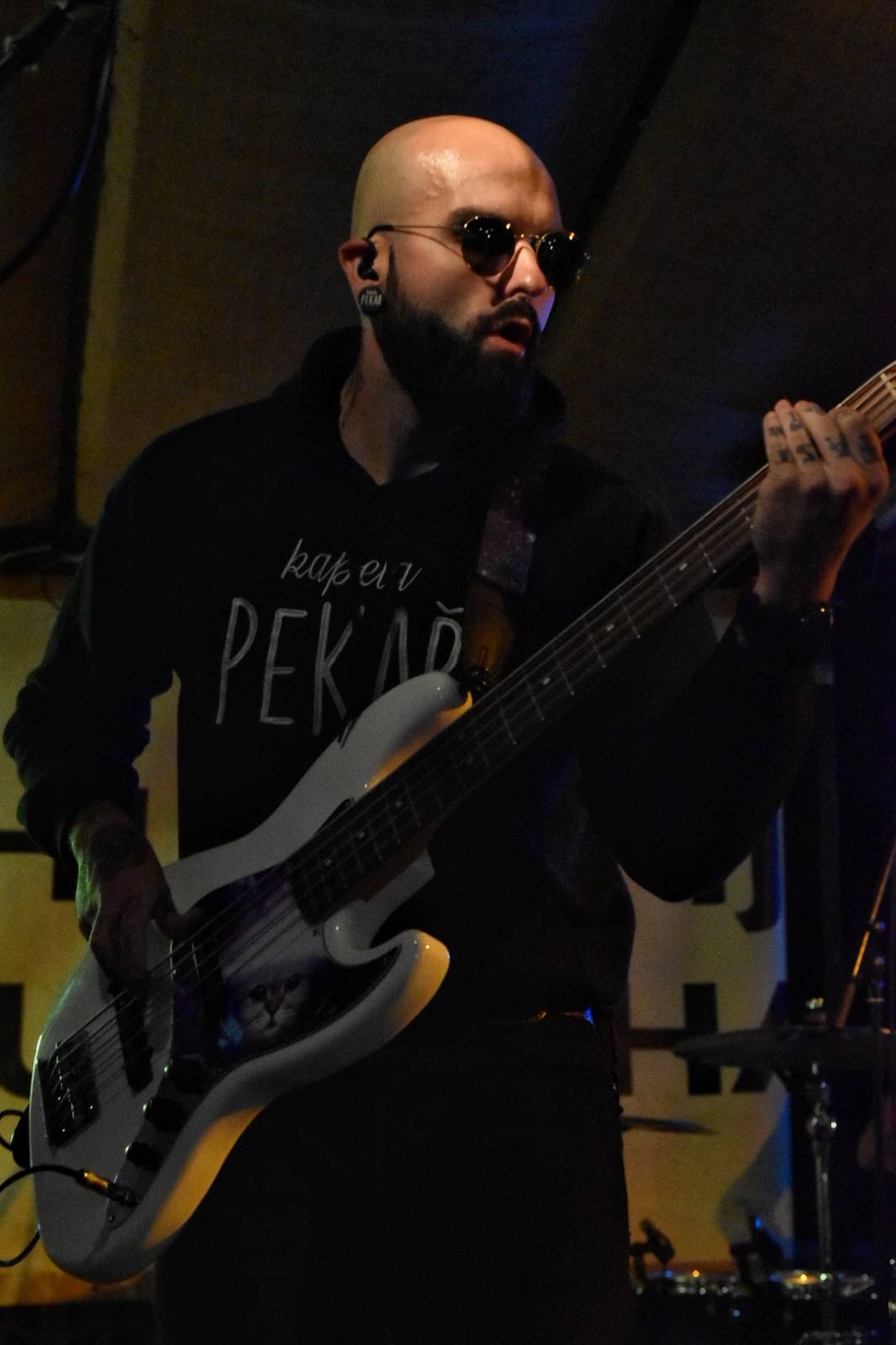 Energický koncert s neočekávanými tanečními kreacemi. Pekař dorazil do plzeňského Zach's Pubu