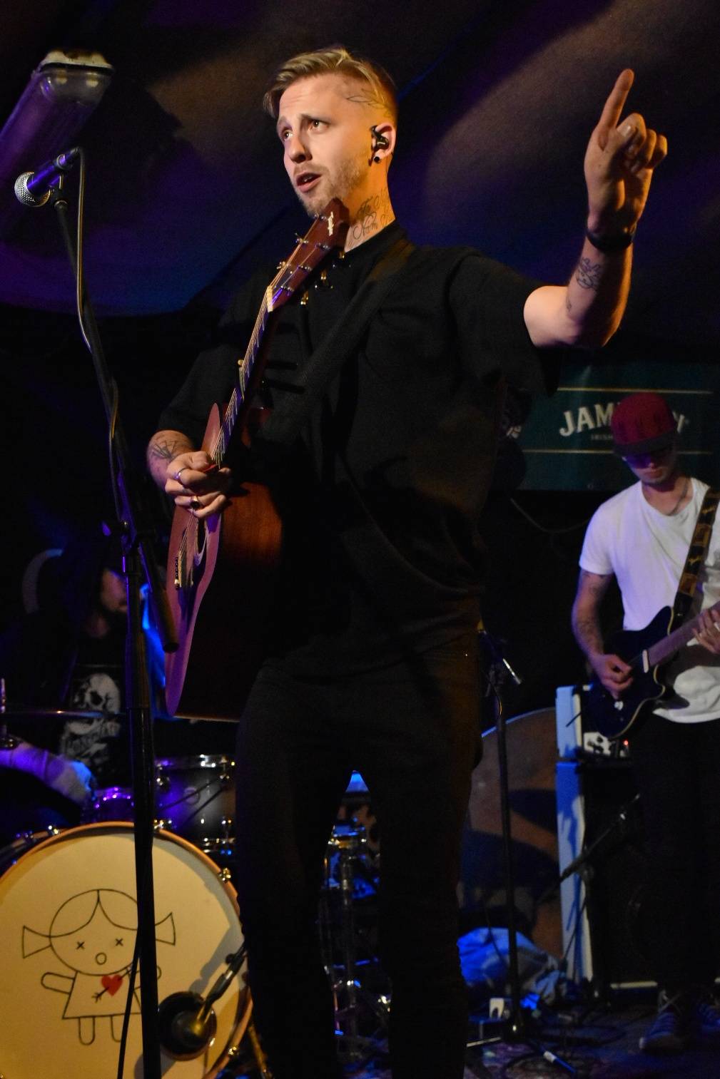 Energický koncert s neočekávanými tanečními kreacemi. Pekař dorazil do plzeňského Zach's Pubu