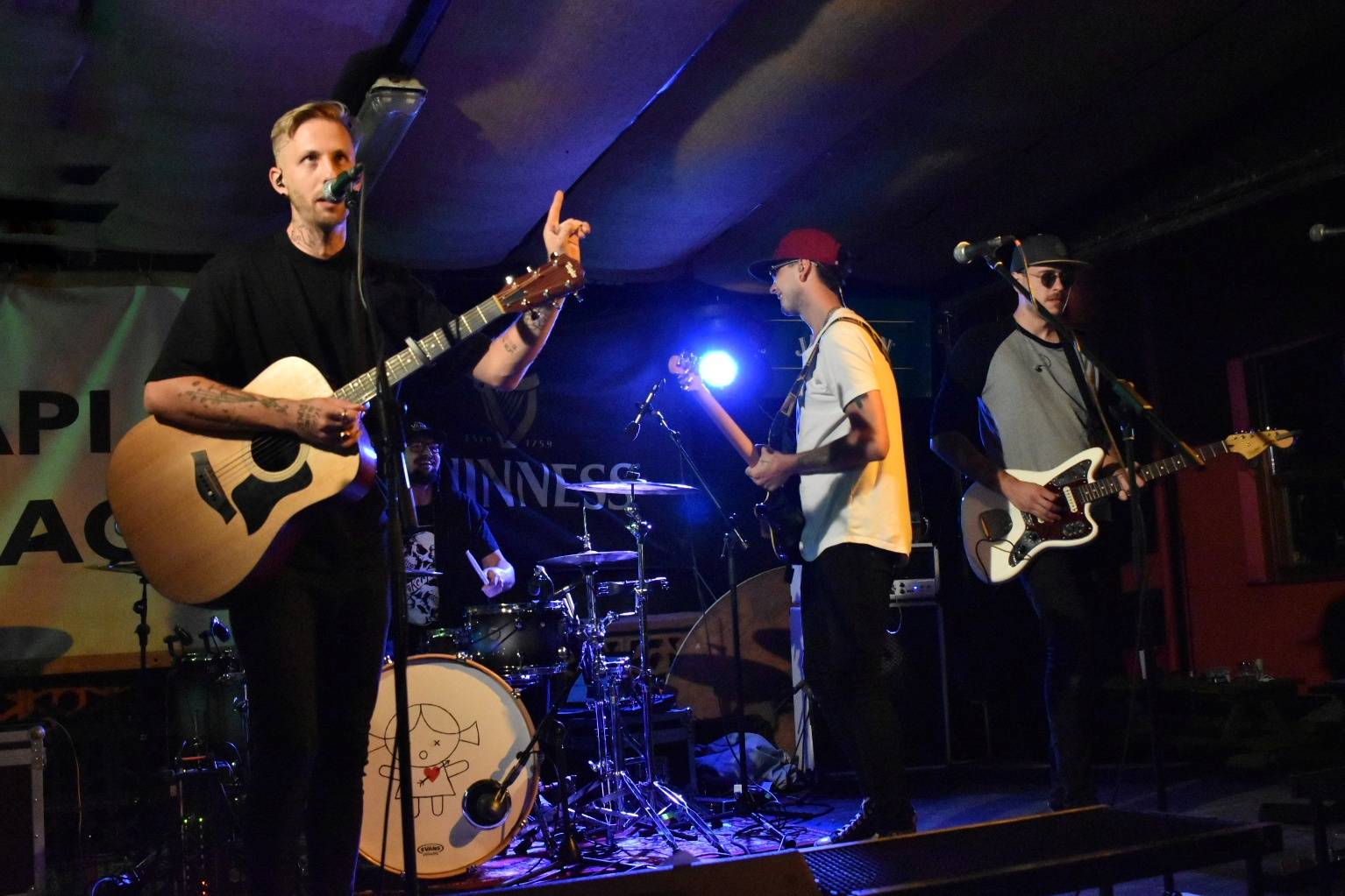 Energický koncert s neočekávanými tanečními kreacemi. Pekař dorazil do plzeňského Zach's Pubu