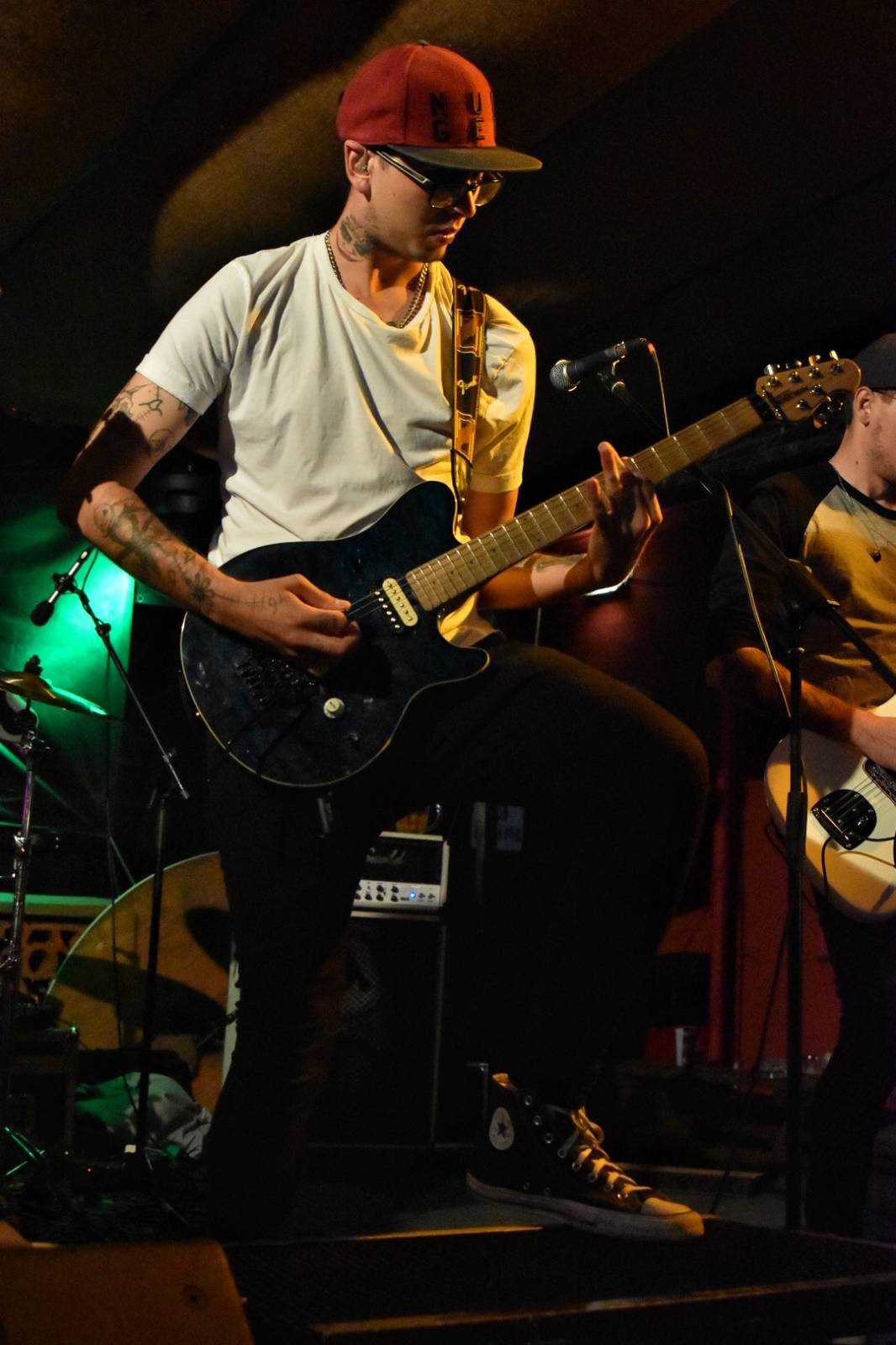 Energický koncert s neočekávanými tanečními kreacemi. Pekař dorazil do plzeňského Zach's Pubu