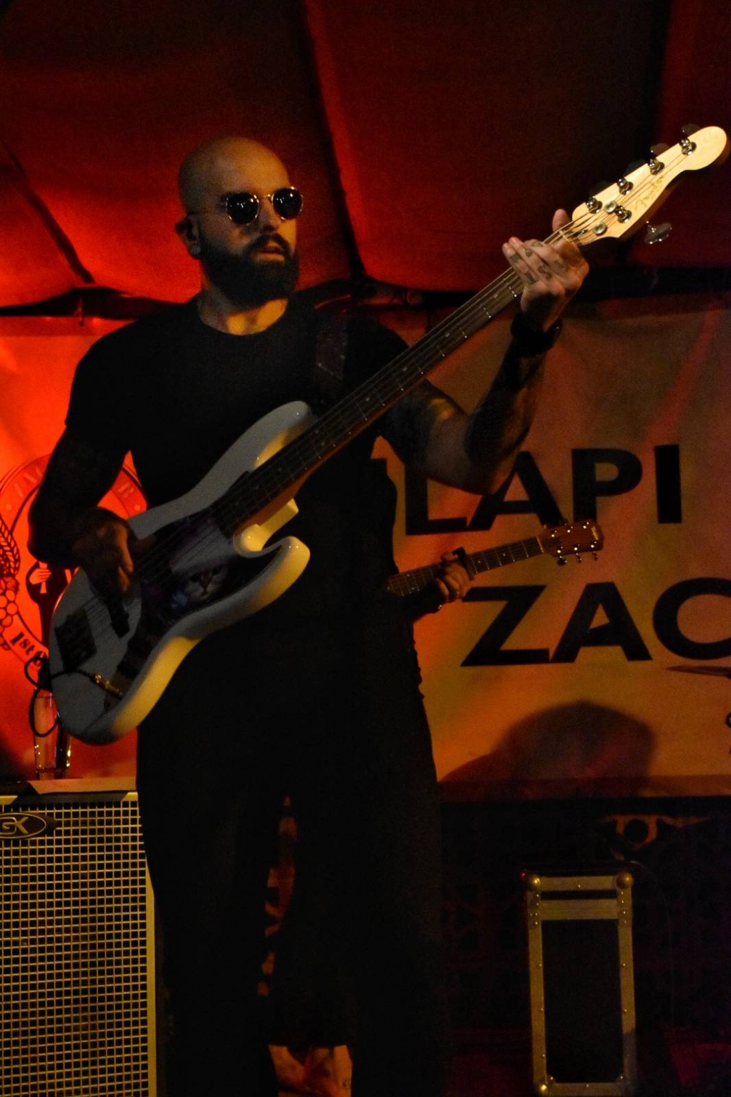 Energický koncert s neočekávanými tanečními kreacemi. Pekař dorazil do plzeňského Zach's Pubu