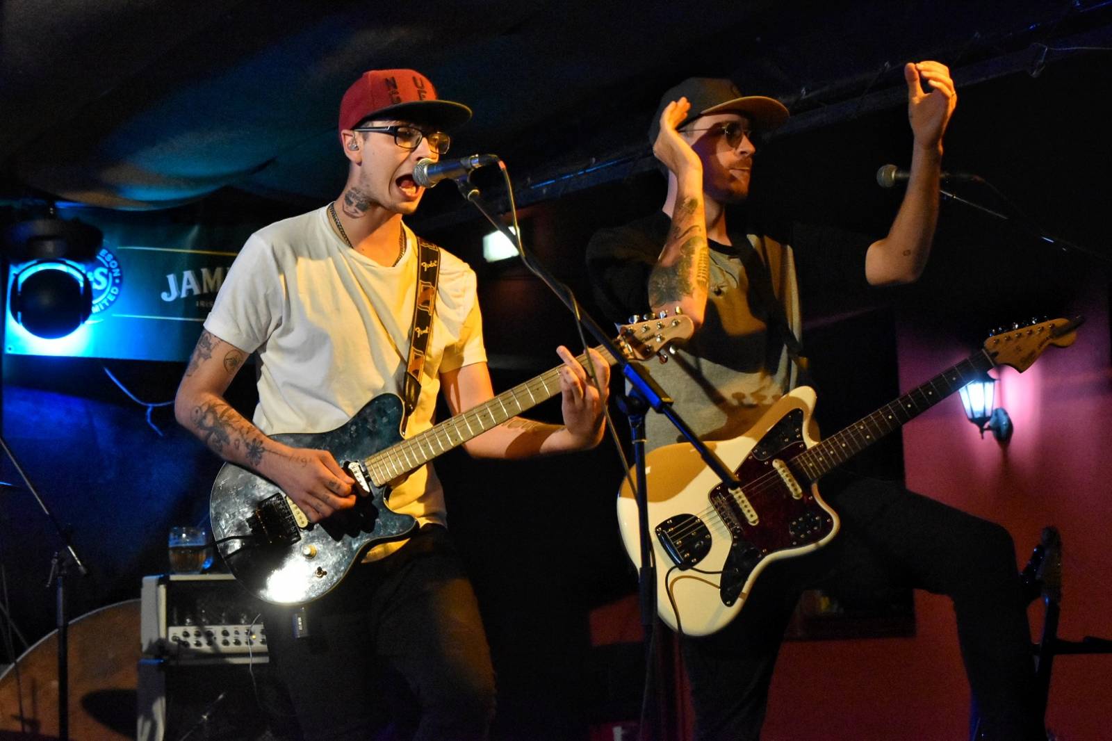 Energický koncert s neočekávanými tanečními kreacemi. Pekař dorazil do plzeňského Zach's Pubu