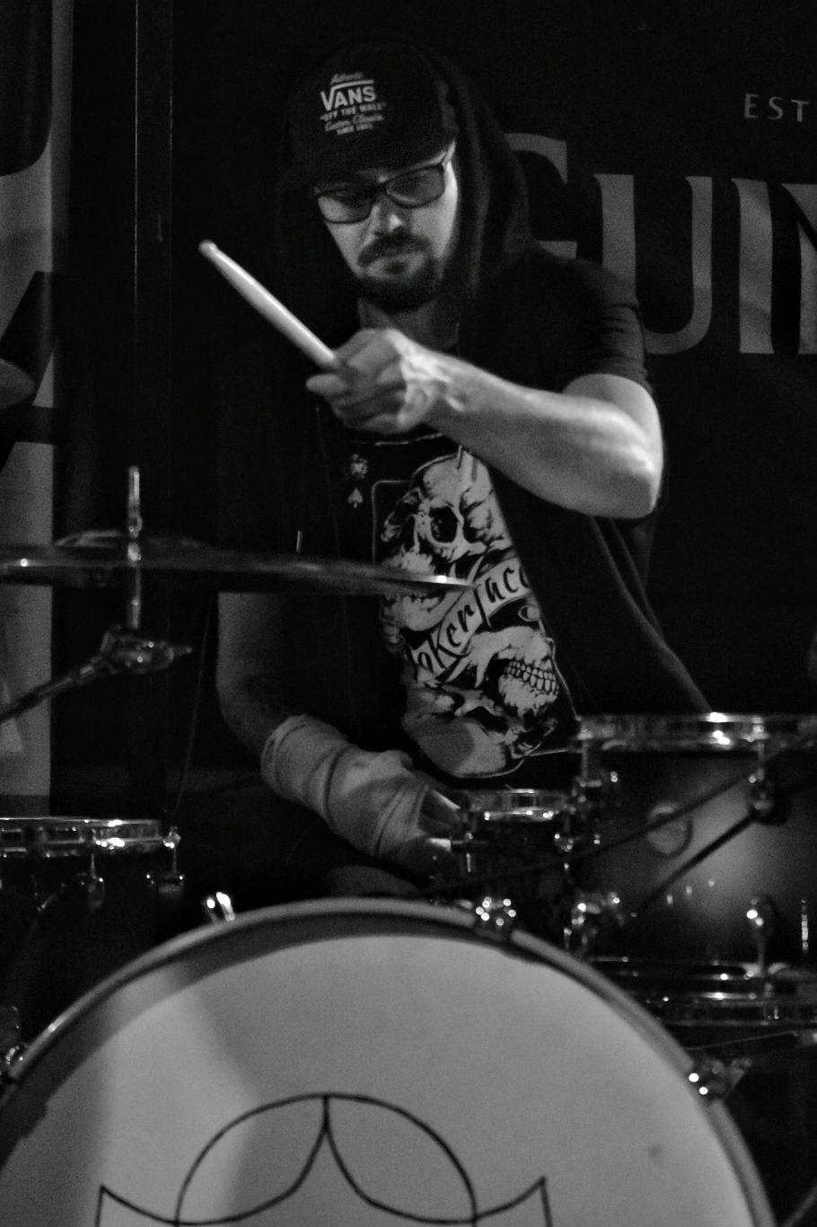 Energický koncert s neočekávanými tanečními kreacemi. Pekař dorazil do plzeňského Zach's Pubu