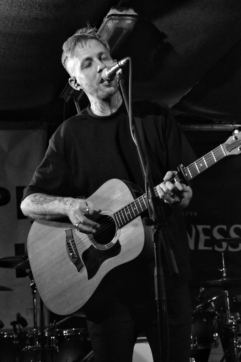 Energický koncert s neočekávanými tanečními kreacemi. Pekař dorazil do plzeňského Zach's Pubu