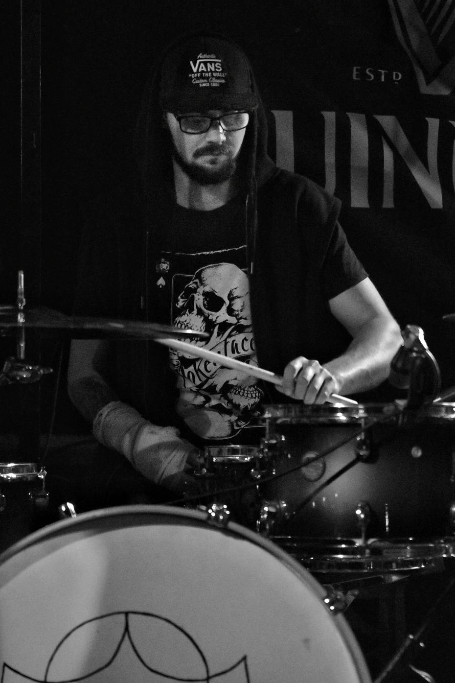 Energický koncert s neočekávanými tanečními kreacemi. Pekař dorazil do plzeňského Zach's Pubu