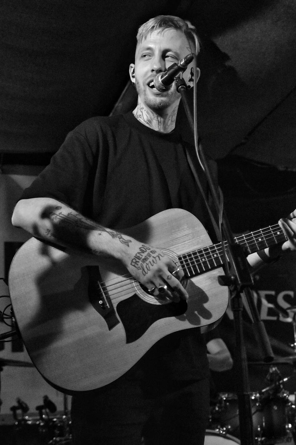 Energický koncert s neočekávanými tanečními kreacemi. Pekař dorazil do plzeňského Zach's Pubu