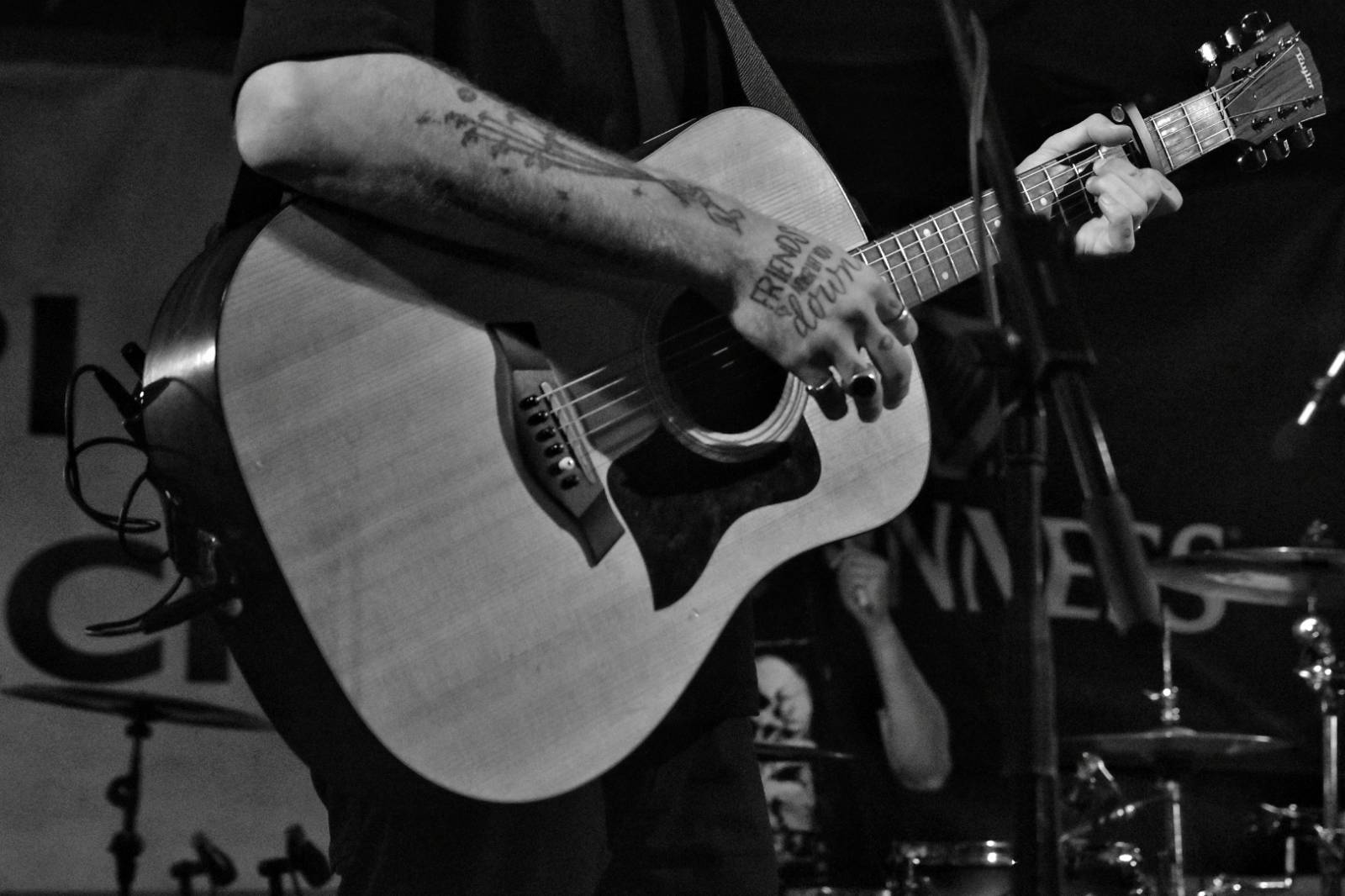 Energický koncert s neočekávanými tanečními kreacemi. Pekař dorazil do plzeňského Zach's Pubu