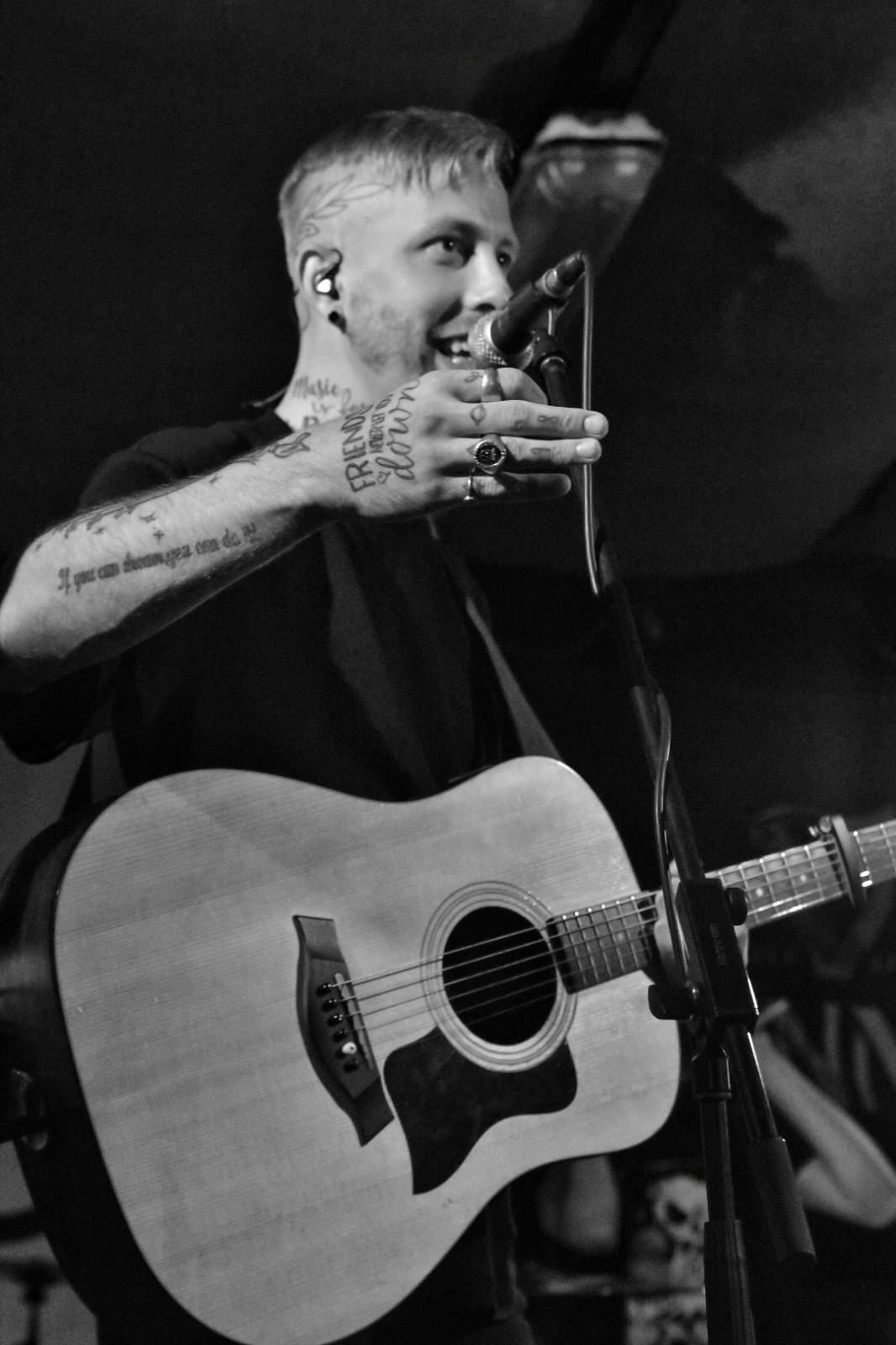 Energický koncert s neočekávanými tanečními kreacemi. Pekař dorazil do plzeňského Zach's Pubu