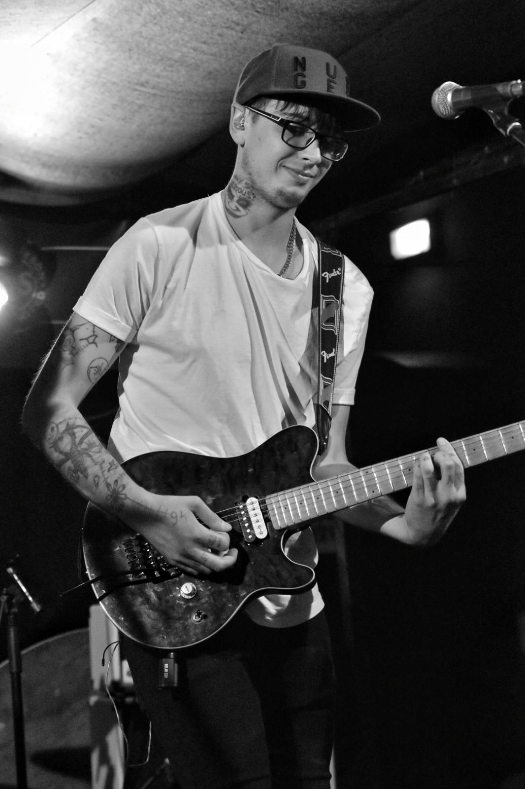 Energický koncert s neočekávanými tanečními kreacemi. Pekař dorazil do plzeňského Zach's Pubu