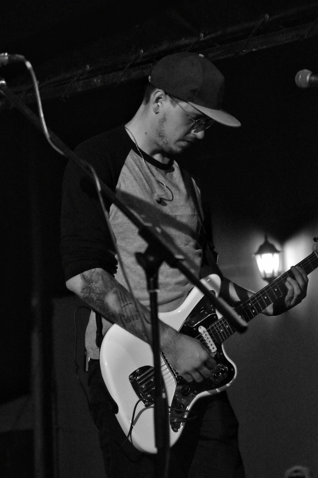 Energický koncert s neočekávanými tanečními kreacemi. Pekař dorazil do plzeňského Zach's Pubu