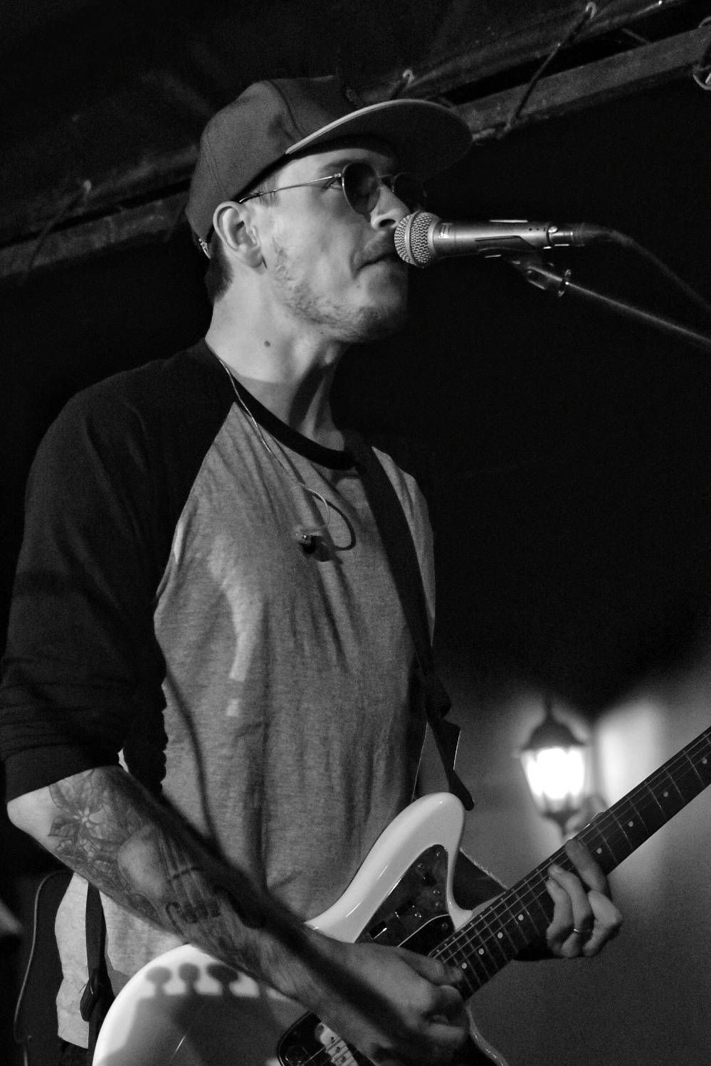 Energický koncert s neočekávanými tanečními kreacemi. Pekař dorazil do plzeňského Zach's Pubu