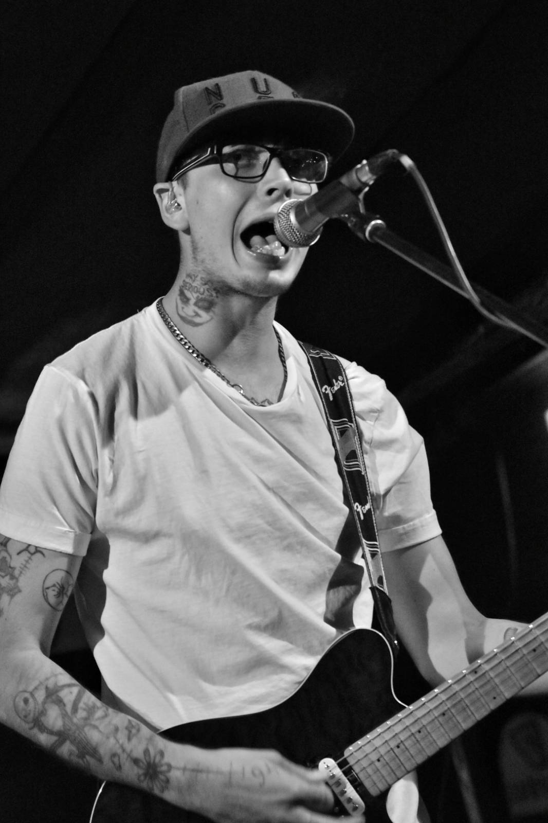 Energický koncert s neočekávanými tanečními kreacemi. Pekař dorazil do plzeňského Zach's Pubu