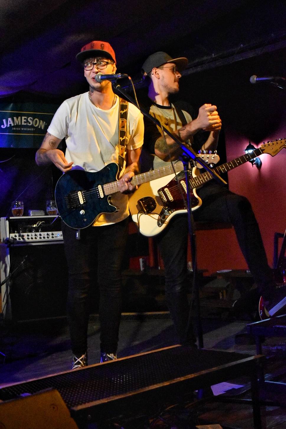 Energický koncert s neočekávanými tanečními kreacemi. Pekař dorazil do plzeňského Zach's Pubu