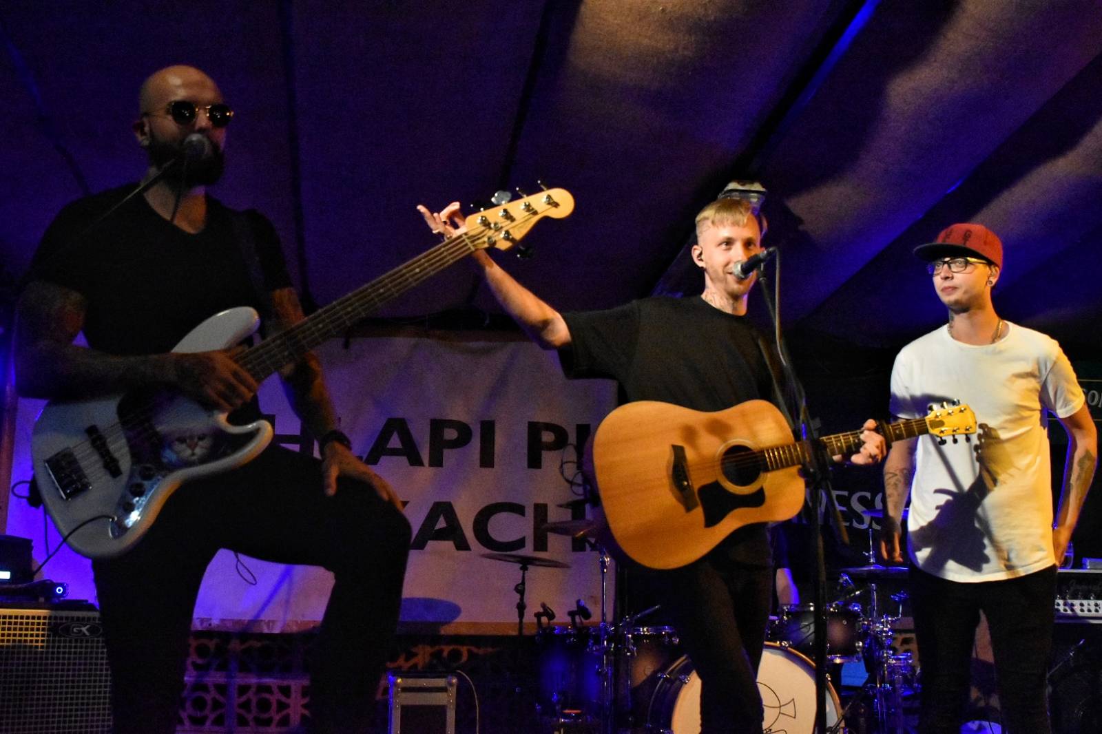 Energický koncert s neočekávanými tanečními kreacemi. Pekař dorazil do plzeňského Zach's Pubu