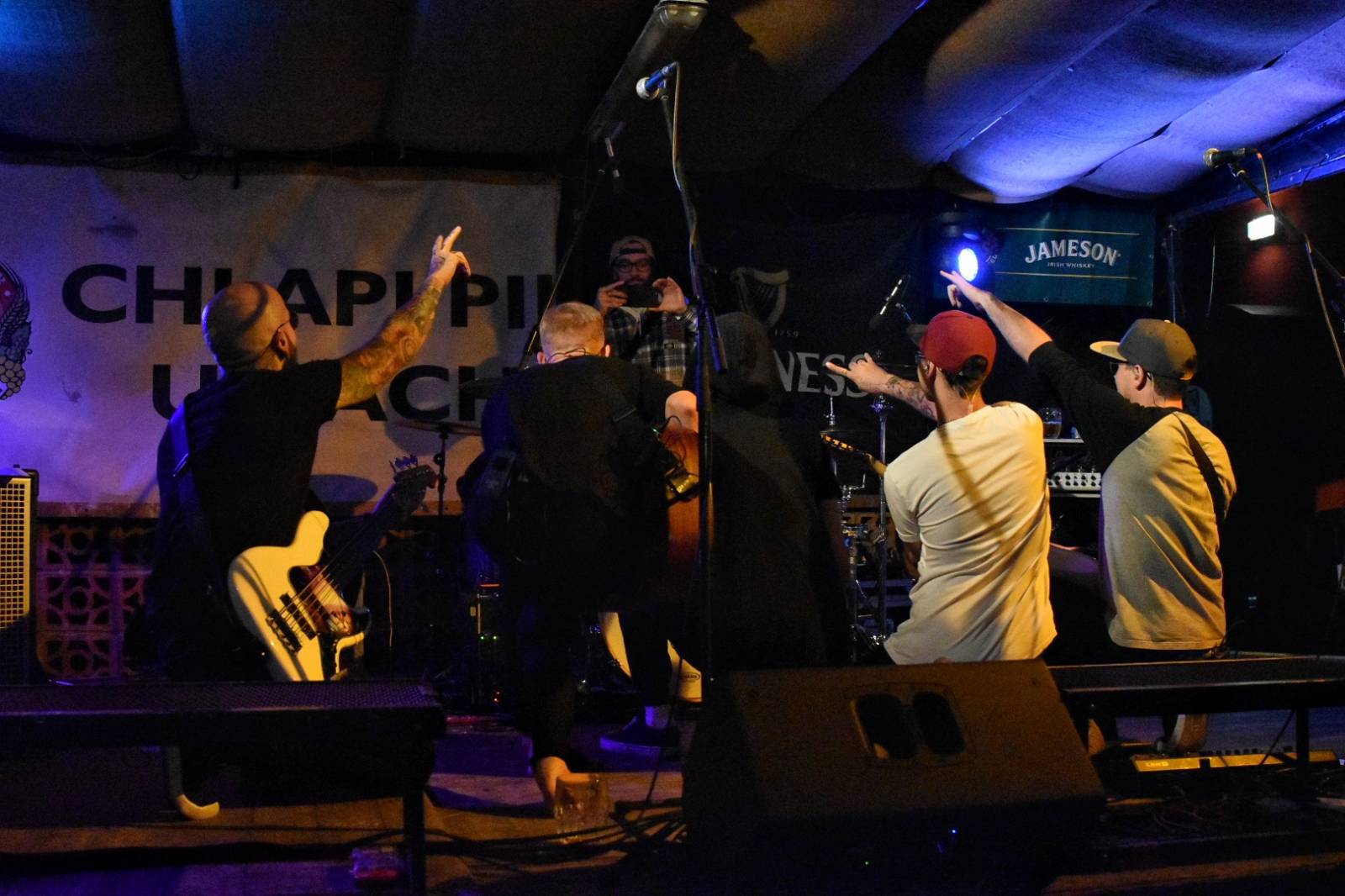 Energický koncert s neočekávanými tanečními kreacemi. Pekař dorazil do plzeňského Zach's Pubu