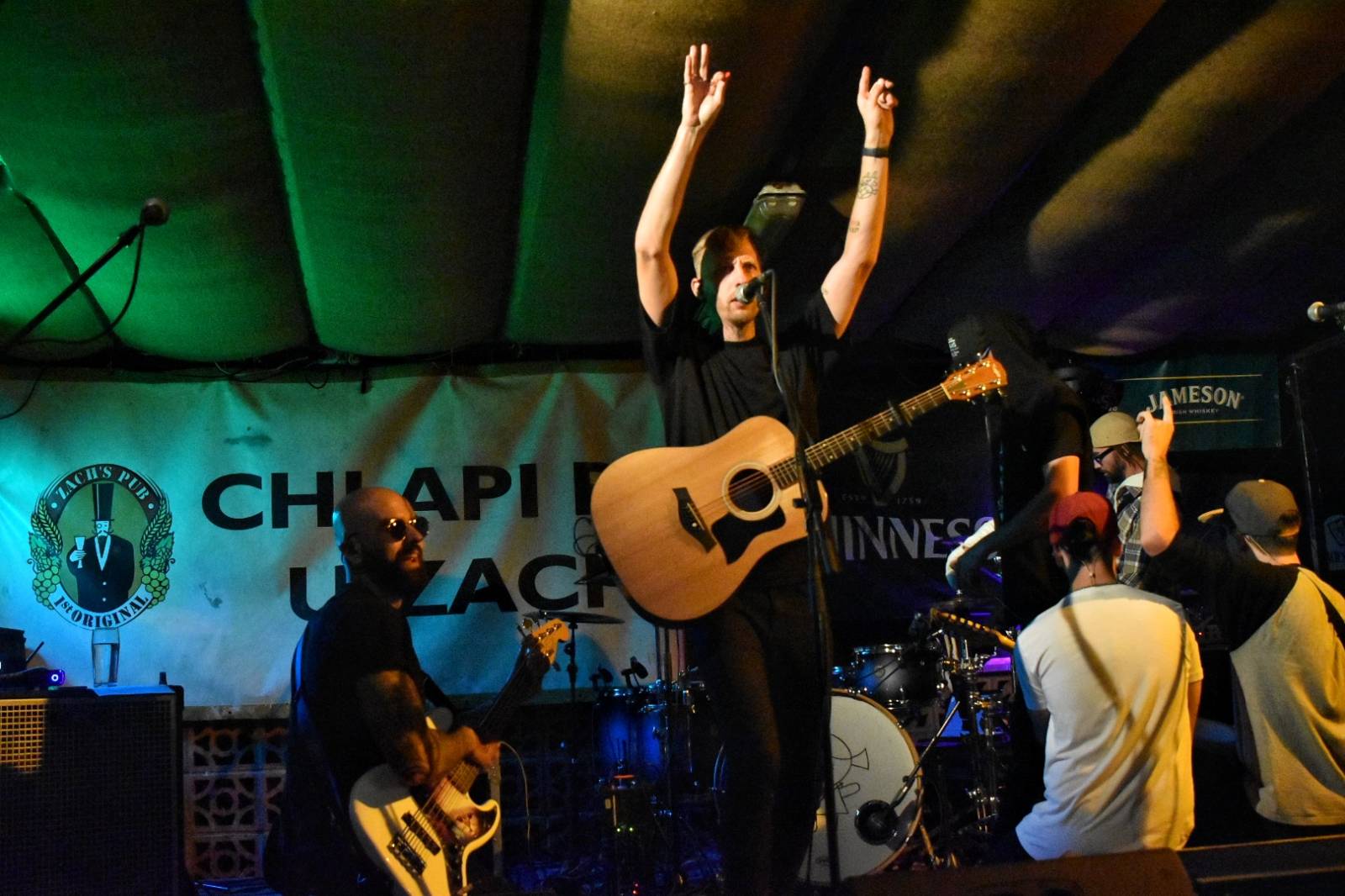 Energický koncert s neočekávanými tanečními kreacemi. Pekař dorazil do plzeňského Zach's Pubu