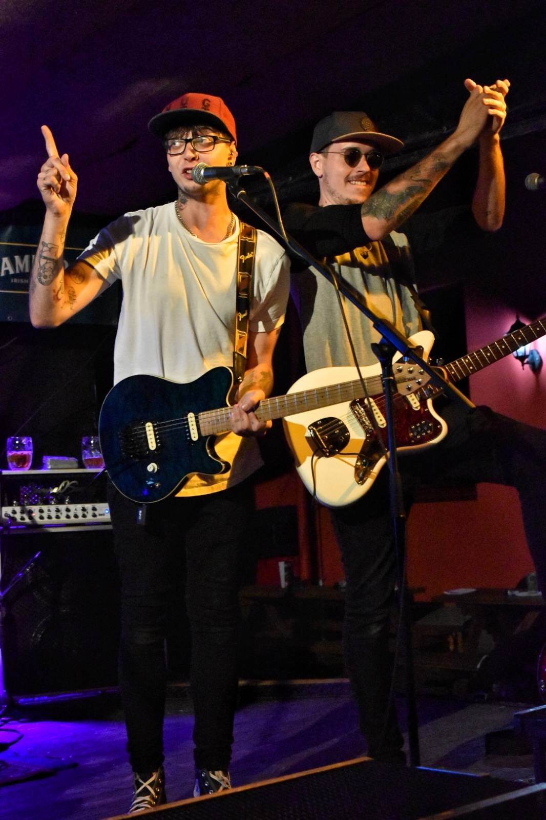 Energický koncert s neočekávanými tanečními kreacemi. Pekař dorazil do plzeňského Zach's Pubu