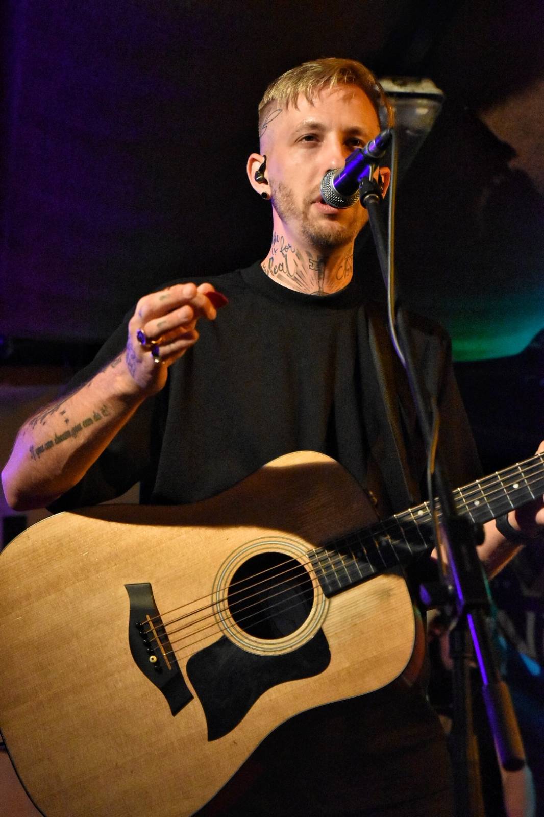 Energický koncert s neočekávanými tanečními kreacemi. Pekař dorazil do plzeňského Zach's Pubu