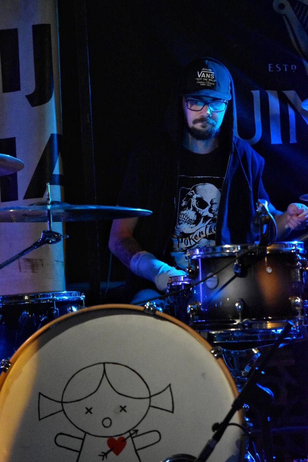 Energický koncert s neočekávanými tanečními kreacemi. Pekař dorazil do plzeňského Zach's Pubu