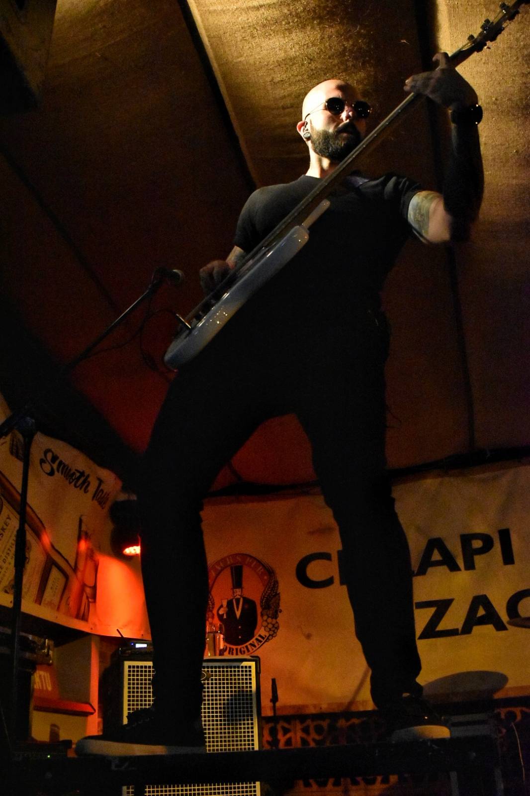 Energický koncert s neočekávanými tanečními kreacemi. Pekař dorazil do plzeňského Zach's Pubu