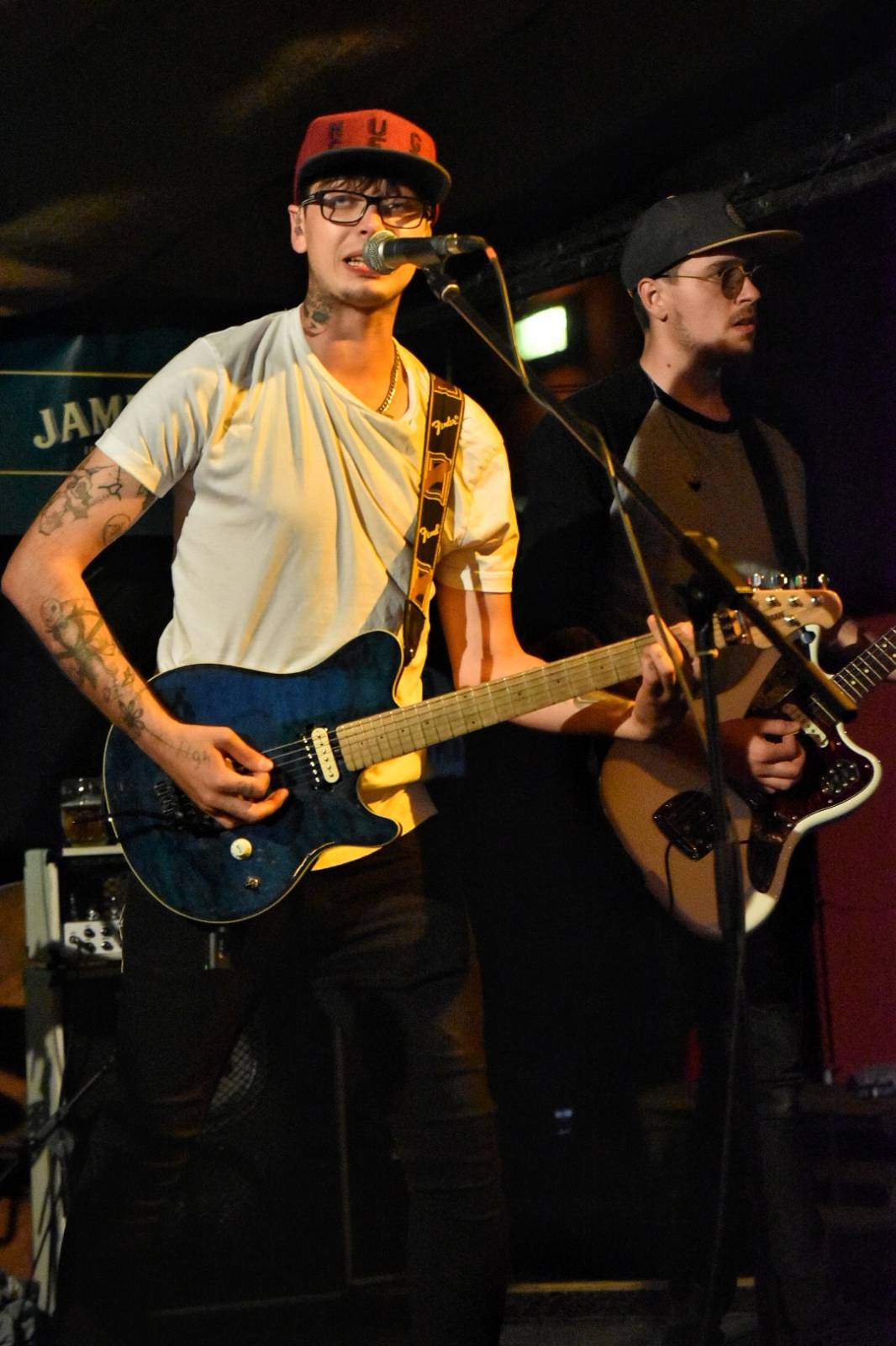 Energický koncert s neočekávanými tanečními kreacemi. Pekař dorazil do plzeňského Zach's Pubu