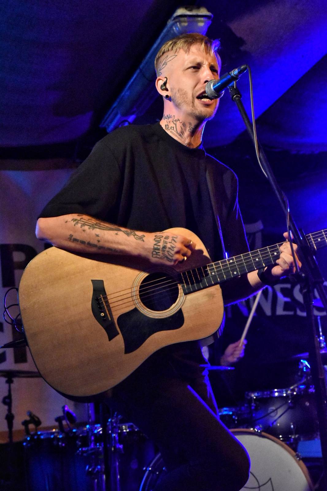 Energický koncert s neočekávanými tanečními kreacemi. Pekař dorazil do plzeňského Zach's Pubu