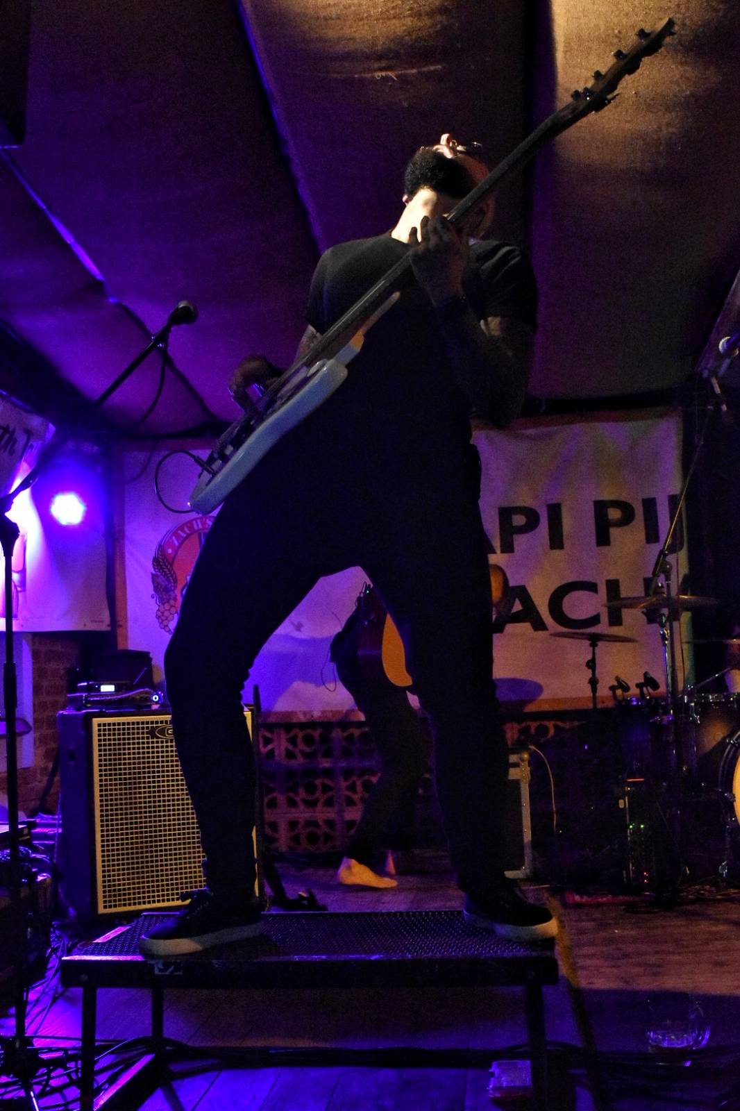 Energický koncert s neočekávanými tanečními kreacemi. Pekař dorazil do plzeňského Zach's Pubu