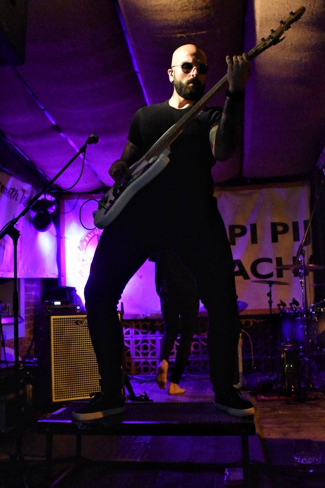 Energický koncert s neočekávanými tanečními kreacemi. Pekař dorazil do plzeňského Zach's Pubu