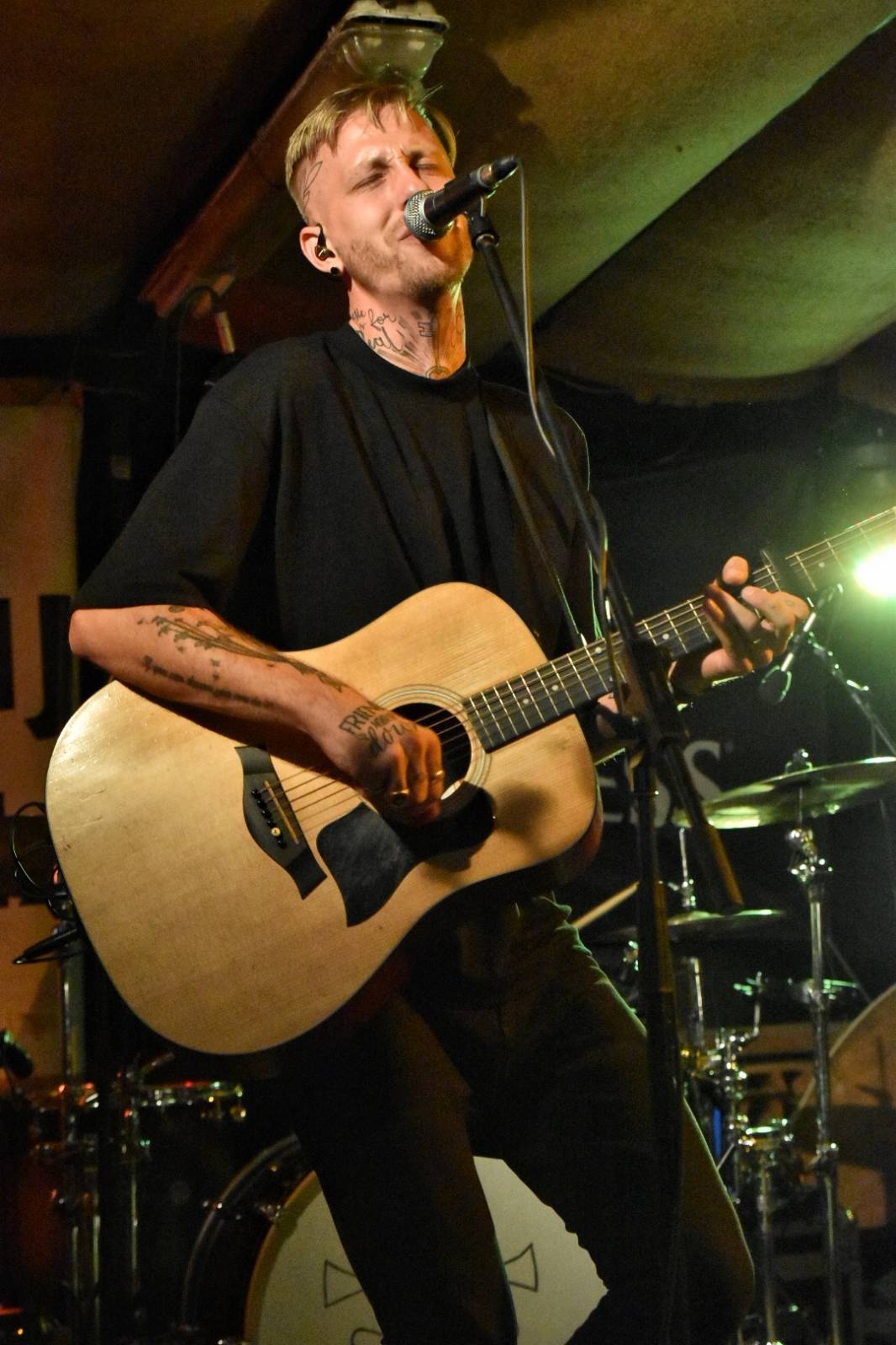 Energický koncert s neočekávanými tanečními kreacemi. Pekař dorazil do plzeňského Zach's Pubu