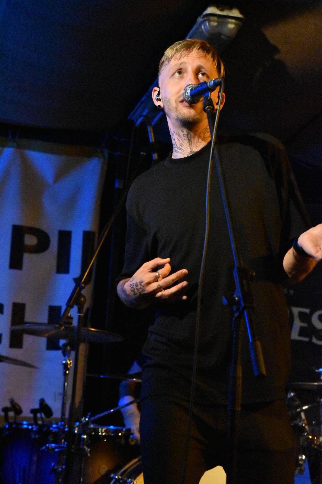 Energický koncert s neočekávanými tanečními kreacemi. Pekař dorazil do plzeňského Zach's Pubu