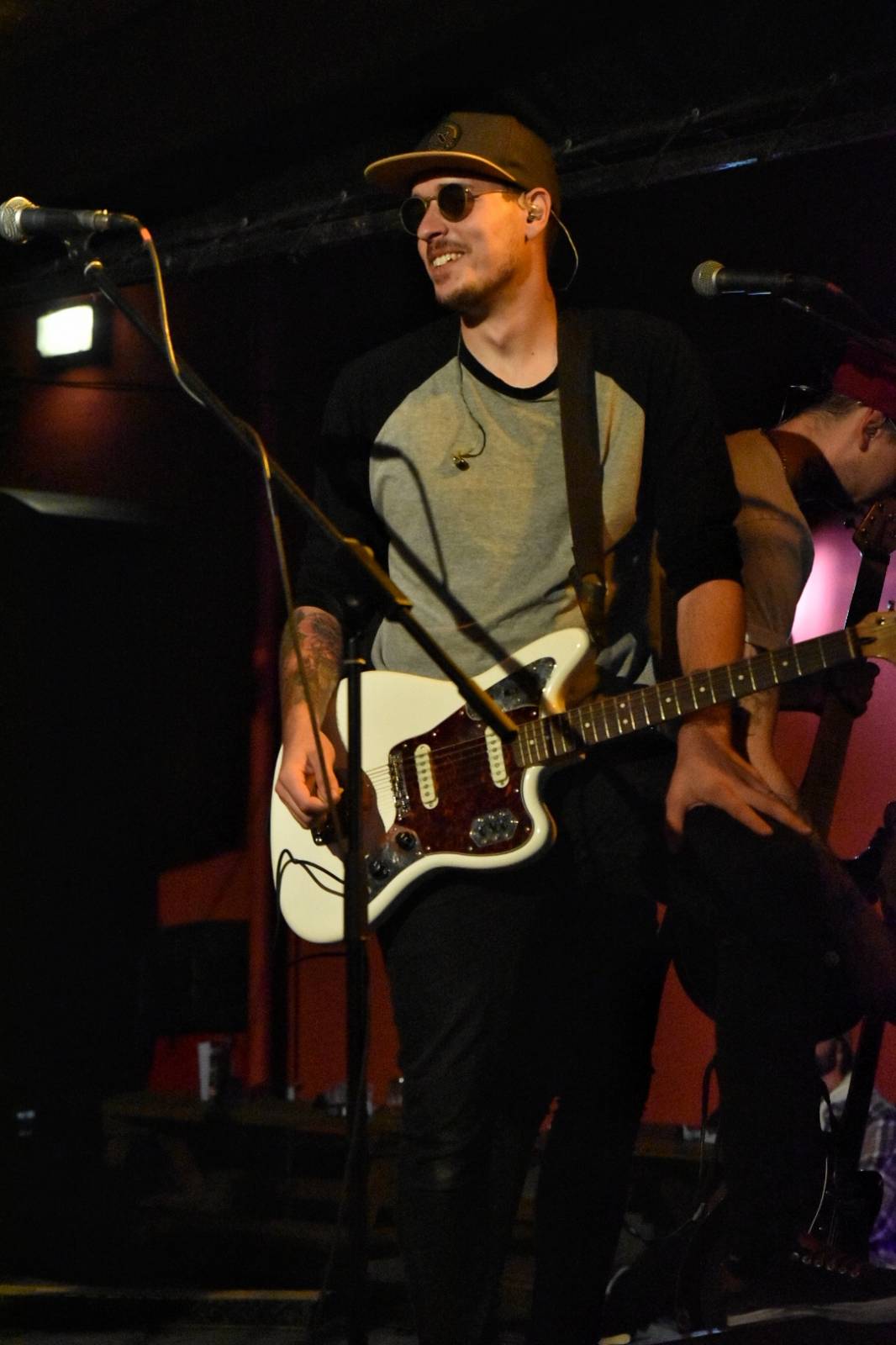 Energický koncert s neočekávanými tanečními kreacemi. Pekař dorazil do plzeňského Zach's Pubu