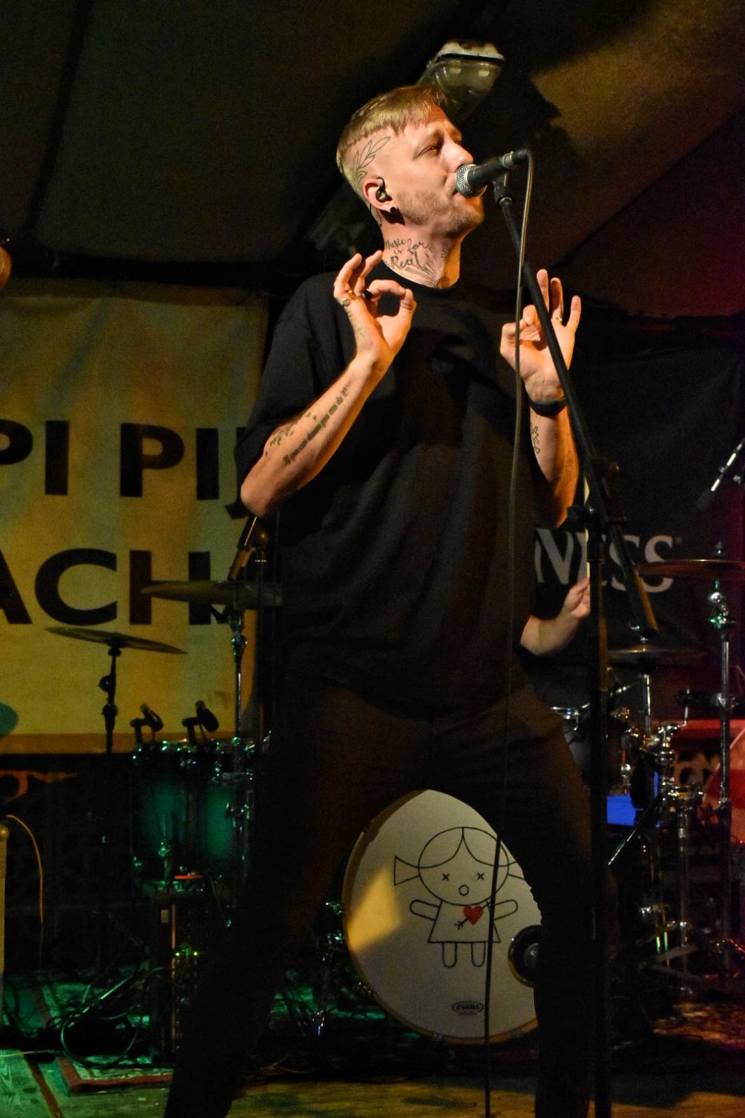 Energický koncert s neočekávanými tanečními kreacemi. Pekař dorazil do plzeňského Zach's Pubu