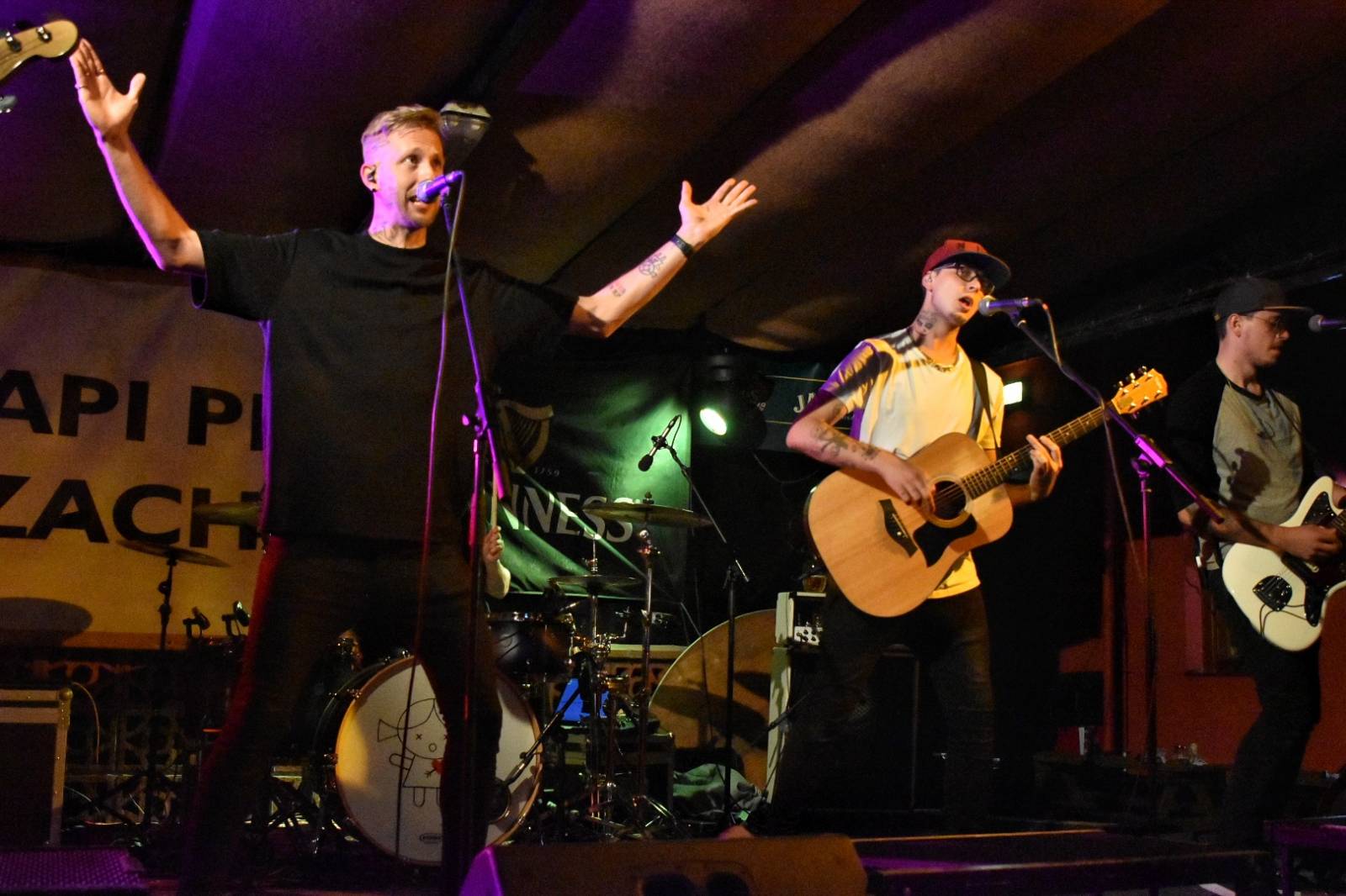 Energický koncert s neočekávanými tanečními kreacemi. Pekař dorazil do plzeňského Zach's Pubu