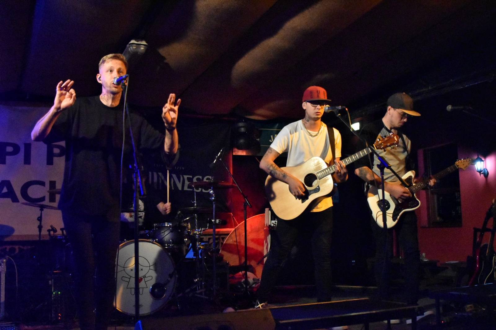 Energický koncert s neočekávanými tanečními kreacemi. Pekař dorazil do plzeňského Zach's Pubu