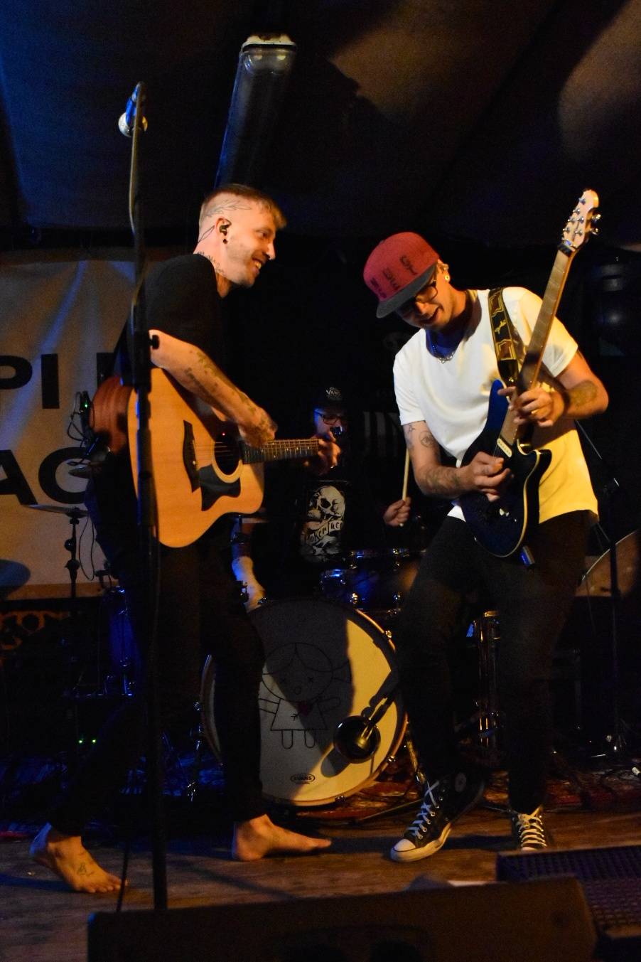 Energický koncert s neočekávanými tanečními kreacemi. Pekař dorazil do plzeňského Zach's Pubu