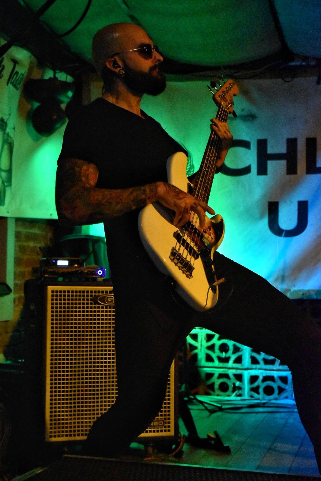 Energický koncert s neočekávanými tanečními kreacemi. Pekař dorazil do plzeňského Zach's Pubu