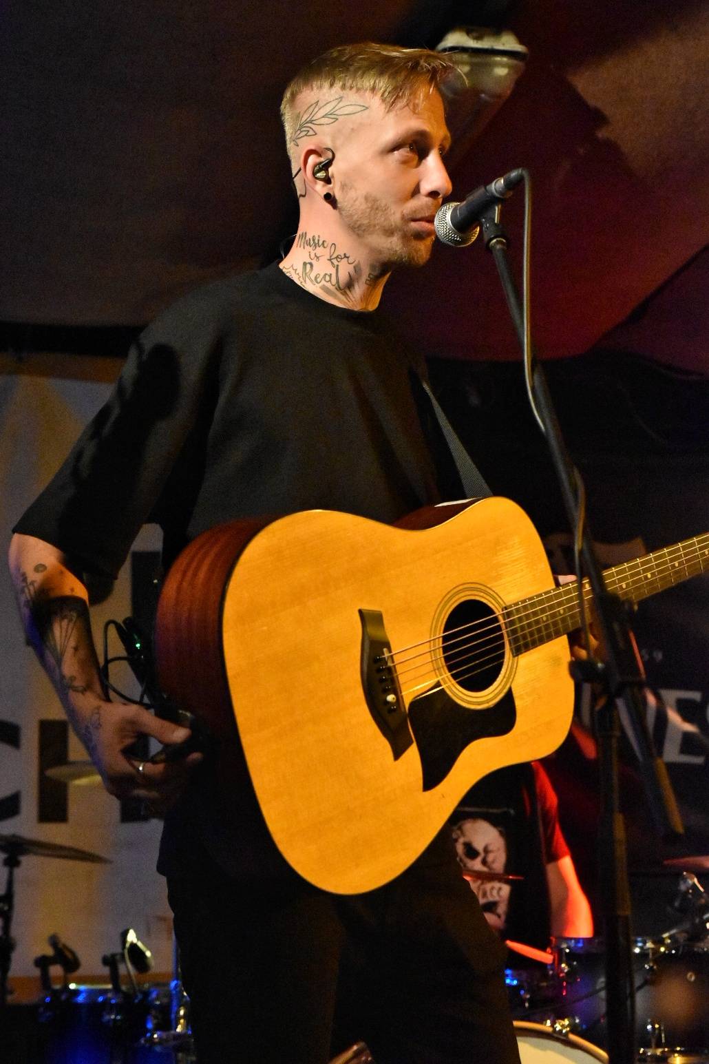 Energický koncert s neočekávanými tanečními kreacemi. Pekař dorazil do plzeňského Zach's Pubu