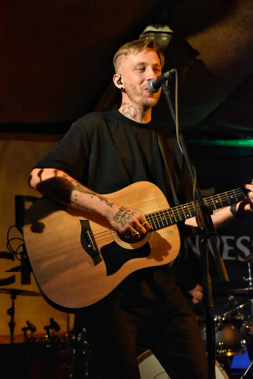 Energický koncert s neočekávanými tanečními kreacemi. Pekař dorazil do plzeňského Zach's Pubu