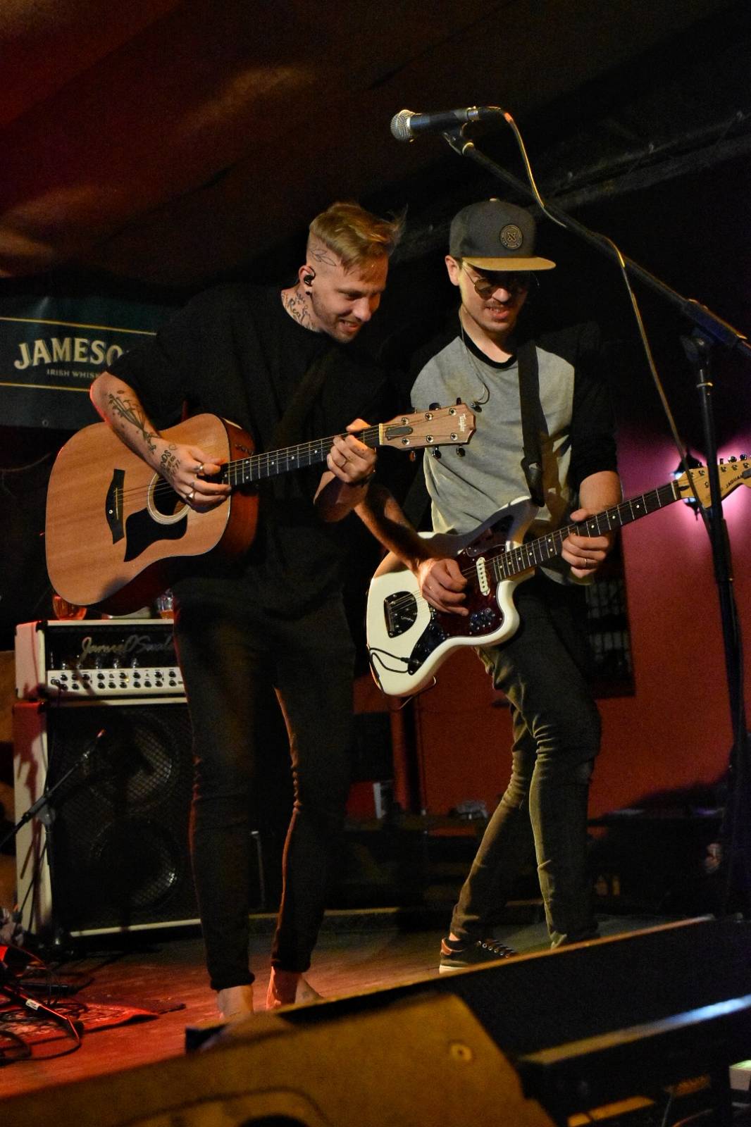 Energický koncert s neočekávanými tanečními kreacemi. Pekař dorazil do plzeňského Zach's Pubu